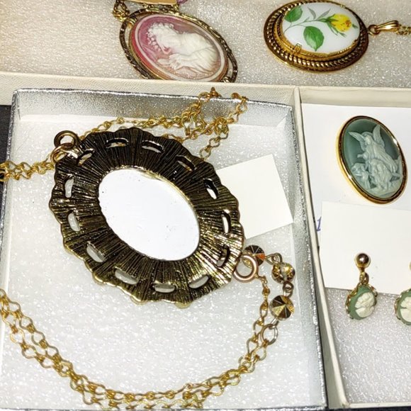 Butterfly in Glass Pendant - Picture 5 of 6